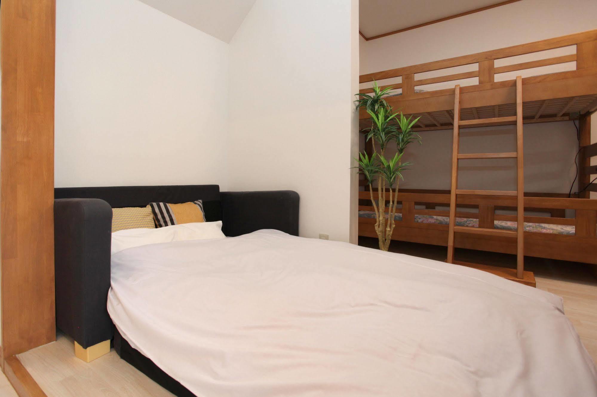 Fujiyama Base Bed & Breakfast Fujiyoshida Bagian luar foto